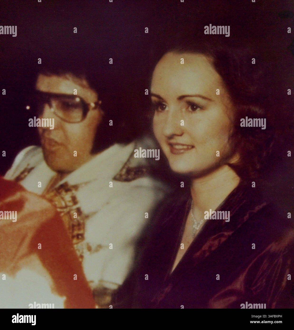 Mai 2001; Hollywood, Kalifornien, USA; BONNY LEE BAKLEY (45), die am 4. Mai 2001 vor einem Restaurant in Los Angeles erschossen wurde. Dieses Bild wurde auf ein anderes Foto des berühmten Entertainers Elvis Presley überlagert. Harland Braun, Anwalt von Robert Blake, stellte das Foto vor und sagte, es sei unter Bakleys Besitz gefunden worden. Es erschien auf einem Werbeflyer für einen Film, in dem stand: 'Miss Leebonny, Elvis' ehemalige Freundin, um in einem kommenden Film zu erscheinen.' Das Paar heiratete Ende letzten Jahres, nachdem DNA-Tests gezeigt haben, dass Blake, Star der 70er-TV-Show ,`Baretta, Stockfoto Mai 2001; Hollywood, Kalifornien, USA; BONNY LEE BAKLEY (45), die am 4. Mai 2001 vor einem Restaurant in Los Angeles erschossen wurde. Dieses Bild wurde auf ein anderes Foto des berühmten Entertainers Elvis Presley überlagert. Harland Braun, Anwalt von Robert Blake, stellte das Foto vor und sagte, es sei unter Bakleys Besitz gefunden worden. Es erschien auf einem Werbeflyer für einen Film, in dem stand: 'Miss Leebonny, Elvis' ehemalige Freundin, um in einem kommenden Film zu erscheinen.' Das Paar heiratete Ende letzten Jahres, nachdem DNA-Tests gezeigt haben, dass Blake, Star der 70er-TV-Show ,`Baretta, Stockfoto